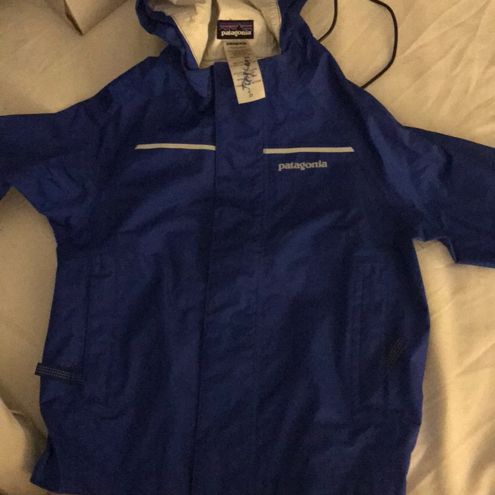 2t blue Patagonia raincoat toddler